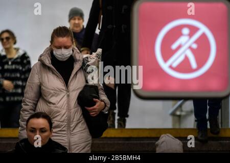 Moskau, Russland. März 2020 tragen russische Menschen während der Verbreitung von Nachrichten über die Epidemie von Coronavirus in der Welt, Russland, eine medizinische Maske in der Moskauer U-Bahn. In Russland wurden drei neue Fälle von Coronavirus festgestellt Stockfoto