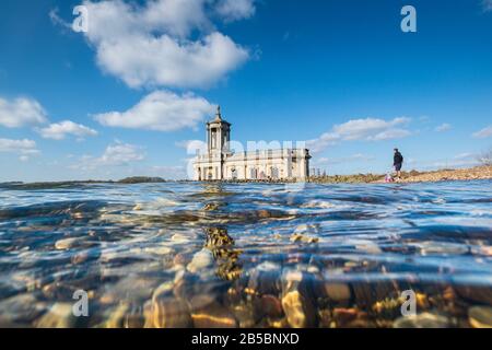 Die Normanton Church sollte vor der Überschwemmung von Rutland Water abgerissen worden sein, wurde aber nach einem öffentlichen Aufschrei gerettet. Stockfoto