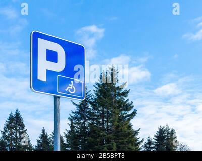 Rollstuhlgerechtes Parkschild für Behinderte Stockfoto