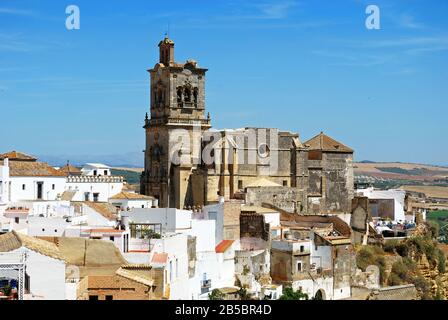 Blick auf die St. Peters Kirche und die weiße Stadt, Arcos de la Frontera, Andalucia, Spanien. Stockfoto