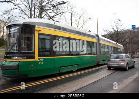 Helsinki, Finnland - 3. März 2020: Straßenbahn und Auto auf der Straße, Bildmaterial Stockfoto