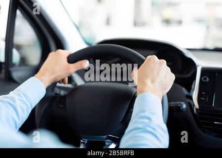 Mann Hält Lenkrad Im Auto Stockfoto