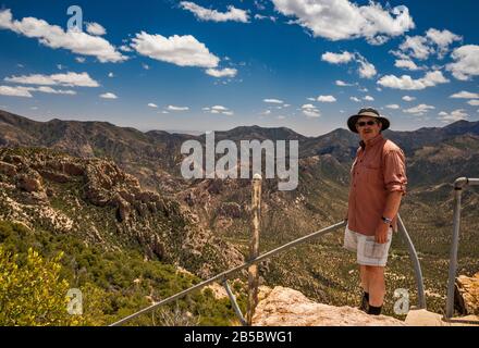 Wanderer am Aussichtsturm bleibt im Silver Peak massiv, Chiricahua Mountains, Coronado National Forest, Arizona, USA Stockfoto