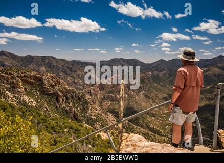 Wanderer am Aussichtsturm bleibt im Silver Peak massiv, Chiricahua Mountains, Coronado National Forest, Arizona, USA Stockfoto