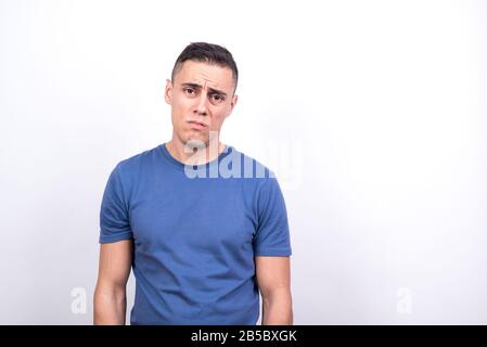 Trauriger Mann. Weißer Hintergrund, Mittelgroß Stockfoto