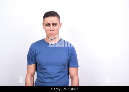 Trauriger Mann. Weißer Hintergrund, Mittelgroß Stockfoto