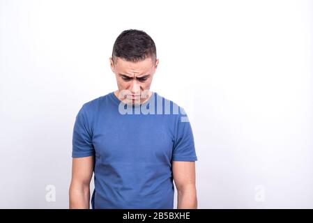 Trauriger Mann. Weißer Hintergrund, Mittelgroß Stockfoto