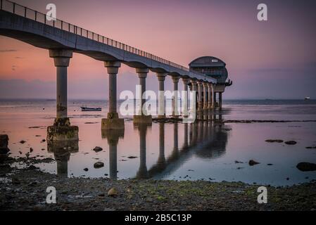 Bembridge-Rettungsbootstation auf der Insel Wight in der Dämmerung Stockfoto