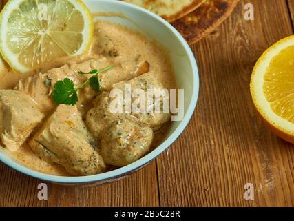 Nawabi Chicken, Huhn wird in Zwiebeln, Cashewnuss und Curd Gravy gekocht, Awadhi Cuisine, Traditionelle indische Gerichte, Top View. Stockfoto