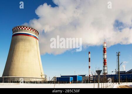 Thermoelektrisches Kraftwerk mit Rauchrohr im Hintergrund des blauen Himmels Stockfoto