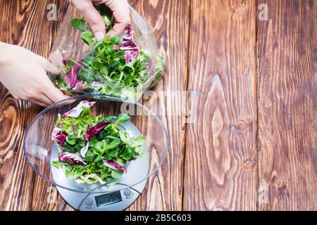 Frischer grüner und roter Blattsalat in alter Vintage-Skala auf rustikalem Hintergrund Stockfoto