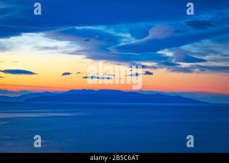 Kvarner Bucht und Insel Krk am offenen Meer mit goldenem Blick auf die Morgendämmerung, die Küste Kroatiens Stockfoto