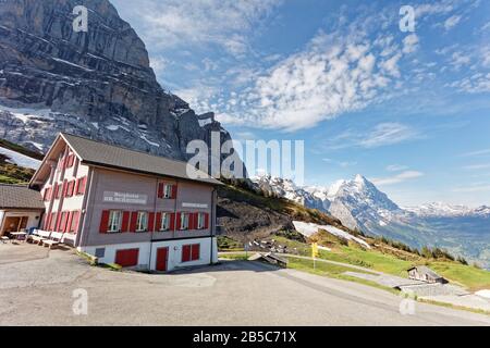 Grosse Scheidegg, Oberhasli, Bern, Schweiz - 19. Juli 2019: Berghotel grosse Scheidegg am Bergpass mit Blick auf Grindelwald, Eiger, Moe Stockfoto