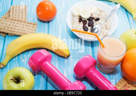 Obst, Gemüse, Saft, Smoothies und Hanteln Gesundheit Ernährung und Fitness Lifestyle Konzept Stockfoto