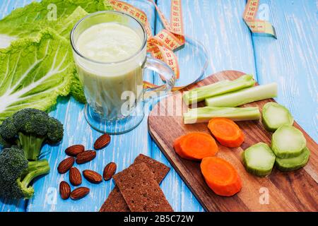 Grüner Gemüse-Smoothie mit Erdbeeren. Spinat, Brokkoli, Gurkensmoothie aus Glas. Gesunde Ernährung, Fitness und Gewichtsverlust Stockfoto