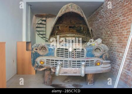 Alte verrostende Autoreparatur in einer Garage Stockfoto