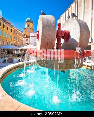 Platz Rijeka und Blick auf den Springbrunnen mit dem Uhrturmtor, Kulturhauptstadt Europa 2020, Bucht Kvarner in Kroatien Stockfoto