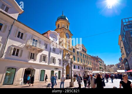 Rijeka, Kroatien, 07. März 2020 - Blick auf den Hauptplatz und den Uhrturm der Stadt Rijeka. Rijeka ist 2020 die europäische Kulturhauptstadt. Kvarner Bucht von Croati Stockfoto