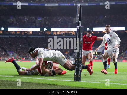 Englands Manu Tuilagi (Zentrum) erhält eine rote Karte, nachdem er während des Guinness Six Nations Matches im Twickenham Stadium, London, für einen gefährlichen Angriff auf Wales' George North vertagt wurde. Stockfoto