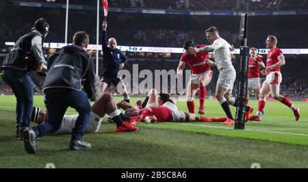 Englands Manu Tuilagi (Zentrum) erhält eine rote Karte, nachdem er während des Guinness Six Nations Matches im Twickenham Stadium, London, für einen gefährlichen Angriff auf Wales' George North vertagt wurde. Stockfoto