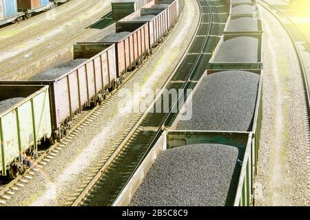 Mit Kohle beladene Schienenwagen transportiert ein Zug Kohle. Stockfoto