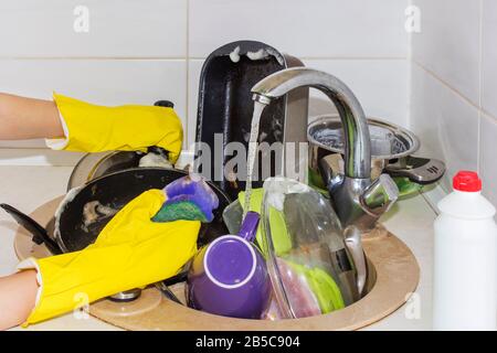Viele schmutzige Gerichte in einem Waschbecken, das darauf wartet, gewaschen zu werden Stockfoto