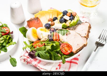 Keto Diät Platte auf weißer Tisch. Stockfoto