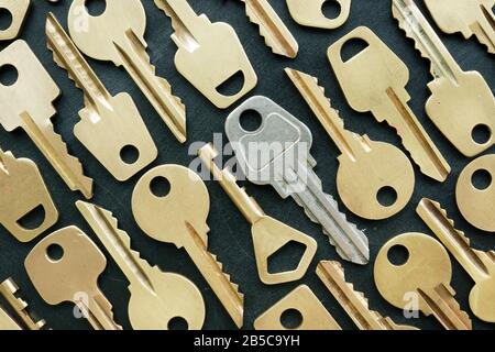 Schlüssel zum Erfolg mit gelben Tasten. Seien Sie anders. Stockfoto