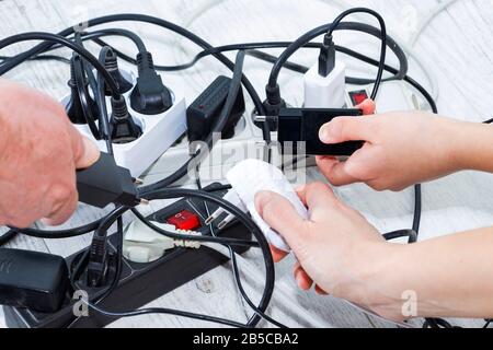 Viele Steckdosen-fähige Geräte. Energiesparmodus. Stockfoto