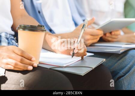 Unerkennbares Student Girl Schreibt Essay Im Freien Und Bereitet Sich Auf Den Unterricht Vor Stockfoto