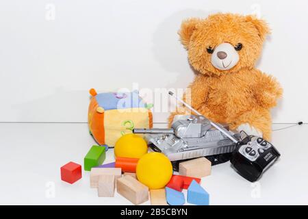 Spielzeugwerkzeuge und Würfel auf hellem Hintergrund. Spielzeug für Kinder. Stockfoto