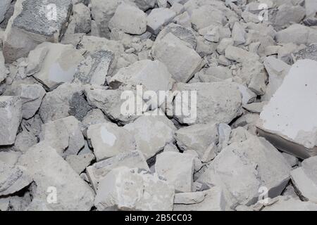 Bruchstücke gebrauchten gebrochenen Betons. Hintergrund: Die Folgen des Erdbebens. Stockfoto