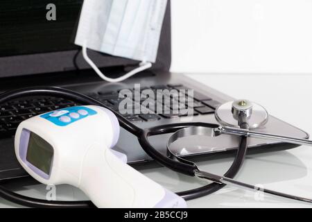 Stethoskop auf der Laptop-Tastatur. Konzept für das Gesundheitswesen oder DIE IT-Sicherheit. Stockfoto