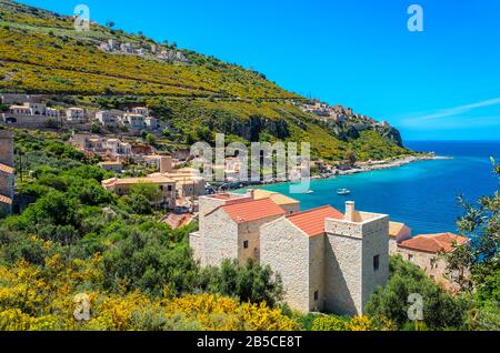 Malerische Aussicht auf das malerische Dorf limeni mit den schönen Gassen, türkisfarbenem Wasser und den charakteristischen Steinturmgebäuden. Stockfoto