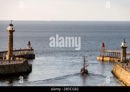 Eine Nachbildung CookÕs Segelschiffs von Captain James, Endeavour mit Touristen auf einem kurzen Seetrip, Verlassen des Hafens von Whitby, in Richtung No Stockfoto