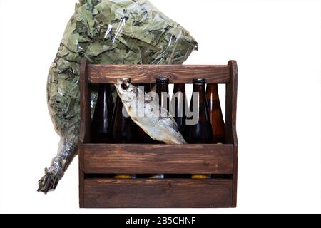 Herren-Set für einen Saunabesuch mit Bier und Fisch. Isoliert auf weißem Hintergrund. Stockfoto