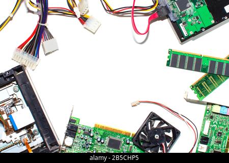 Elektronische Schaltung, Festplatte und Computerteile auf einem weiß isolierten Hintergrund, Draufsicht. Stockfoto