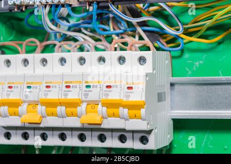 Automatische Überlastschutzvorrichtungen im Stromversorgungsnetz. Leistungsschalter oder Sicherungen sind eine elektrische Sicherheitsvorrichtung. Stockfoto