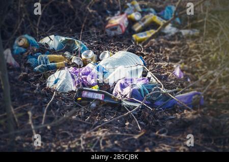 Müll im Wald. Verschmutzung des Waldes mit Kunststoff und Flaschen Stockfoto