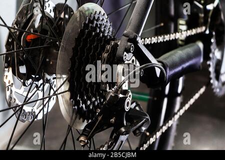 Nahaufnahme eines Fahrradzahnradmechanismus und einer Kette am Hinterrad des Mountainbikes. Hinterradkassette von einem Mountainbike-Rad. Detailansicht schließen Stockfoto