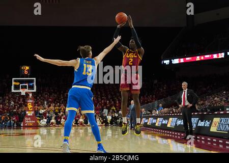 Der südkalifornische Trojaner Guard Jonah Mathews (2) schießt den Ball gegen den UCLA Bruins Guard Jake Kyman (13) während eines NCAA College-Basketballspiels, Samstag, 7. März 2020, in Los Angeles. USC besiegte UCLA 54-52. (Foto von IOS/ESPA-Images) Stockfoto