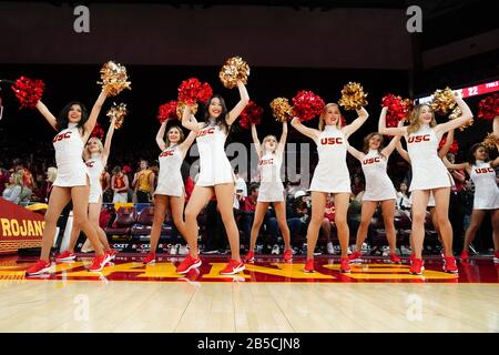 Southern California Trojans Lied Mädchen Cheerleader tanzen während eines NCAA College-Basketballspiels gegen die UCLA Bruins, Samstag, 7. März 2020, in Los Angeles. USC besiegte UCLA 54-52. (Foto von IOS/ESPA-Images) Stockfoto