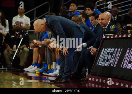 UCLA Bruins Cheftrainer Mick Cronin reagiert während eines NCAA College-Basketballspiels gegen die Southern California Trojans, Samstag, 7. März 2020, in Los Angeles. USC besiegte UCLA 54-52. (Foto von IOS/ESPA-Images) Stockfoto