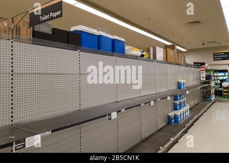 Gold Coast, Australien - 8. März 2020: Supermärkte leeren toilettenpapierregale inmitten von Coronavirus Ängsten, Käufer panischen Kauf von toilettenpapier Stockfoto