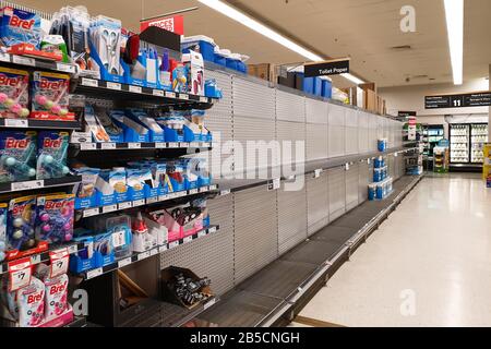 Gold Coast, Australien - 8. März 2020: Supermärkte leeren toilettenpapierregale inmitten von Coronavirus Ängsten, Käufer panischen Kauf von toilettenpapier Stockfoto