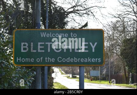 Straßenschild "Willkommen in Bletchley - Heimat der Codebreakers". Dies bezieht sich auf Bletchley Park, einst das streng geheime Haus der Codebrecher des zweiten Weltkriegs. Stockfoto