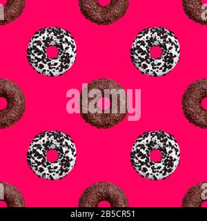 Nahtlose Muster Schokolade und weiße Donuts auf hellrosa Hintergrund isolierte Draufsicht, bunte Donut wiederholt Schmuck auf roter Kulisse, Bagels Stockfoto