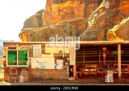 Petra, Jordan - 4. Januar 2020: Kleiner Petra Shop in Petra, UNESCO Heritage und eine historische und archäologische Stadt. Shopping, Geschenk, Souvenirs für Stockfoto