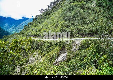 Panoramablick auf den Tod Road, eine der Welten die meisten gefährlichen Straße, Bolivien. Südamerika. Stockfoto