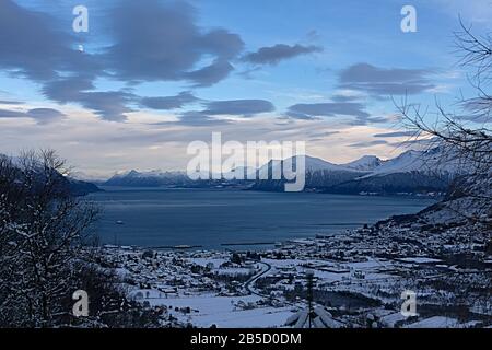Die Stadt Hareid, Norwegen im Winter. Stockfoto